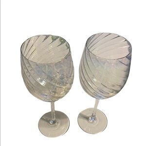 𝅺Hand blown opalescent swirl long stem wine glasses pair 9 3/8” tall